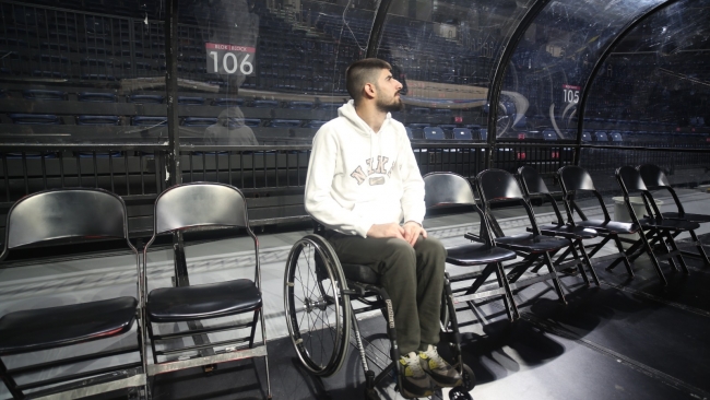 Basketbolcu Muhammed Furkan Uçaş engeli aşka dönüştürdü